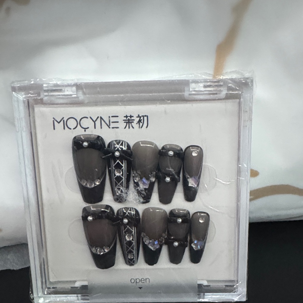 MOCYNE Black and Gray Nail Set (All Nail Sizes)